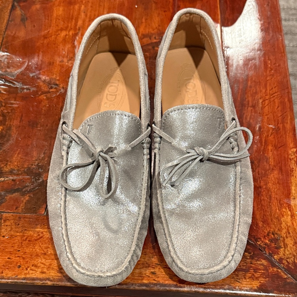 Tod’s Gommino Driving Loafers Men’s 7/8 Metallic Silver Leather Luxury Shoes